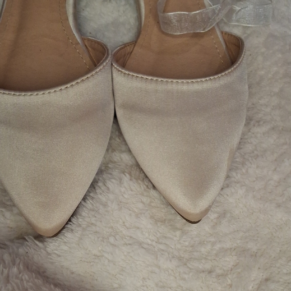 Lulu's Elegant Beige Flats - Picture 4 of 6